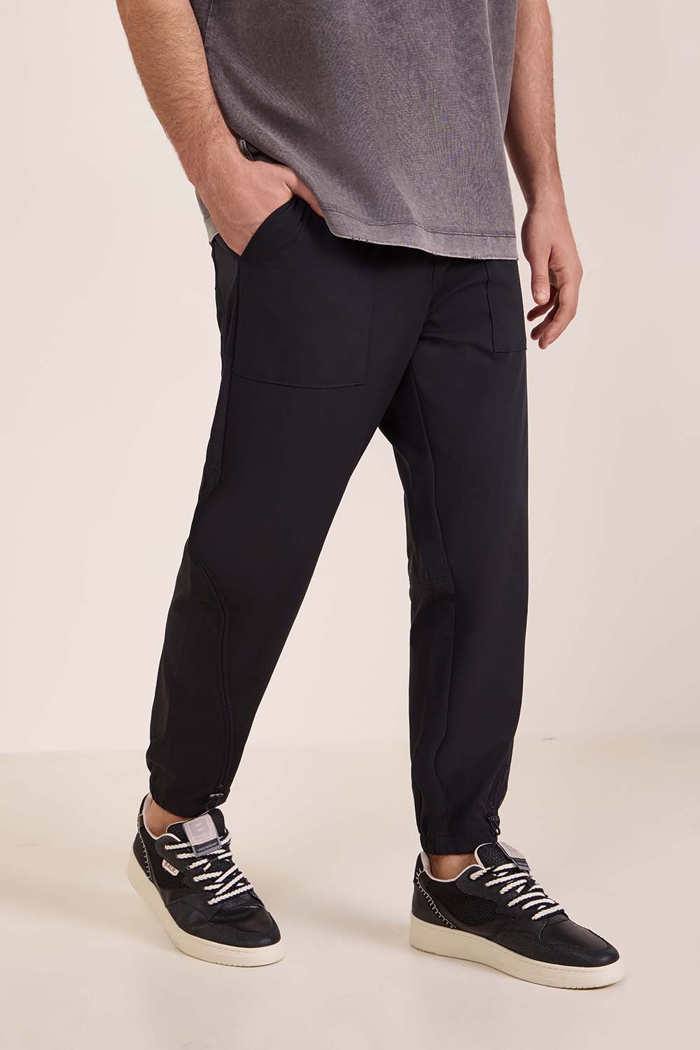 תמונת דוגמן קידמית של מכנסיים ארוכים