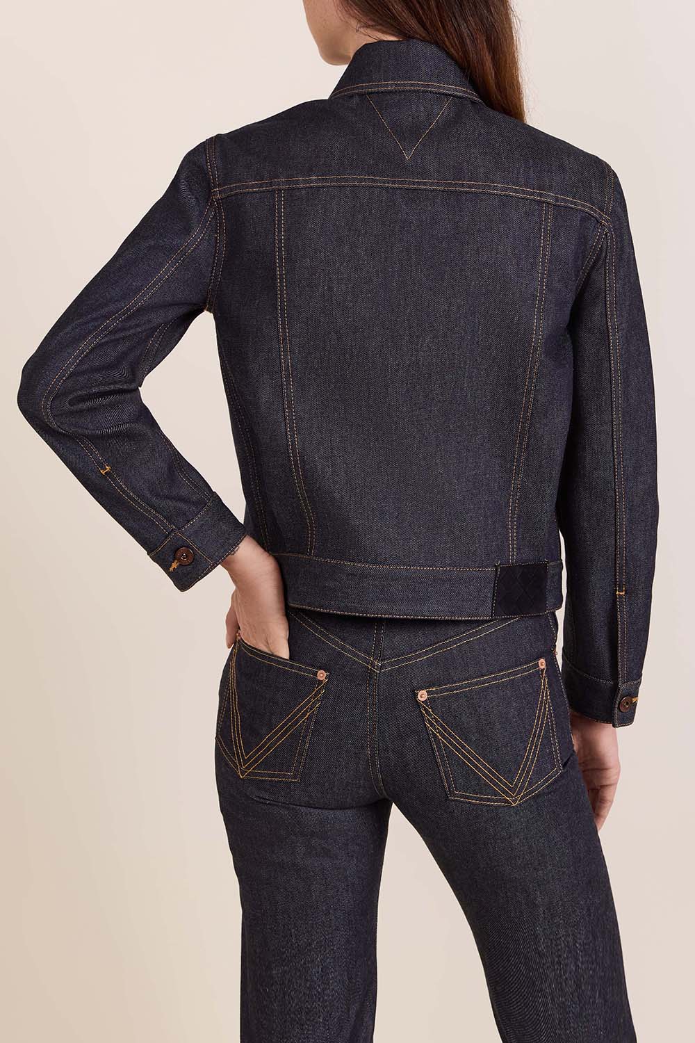 תמונת דוגמן אחורית של ז'קט ג'ינס