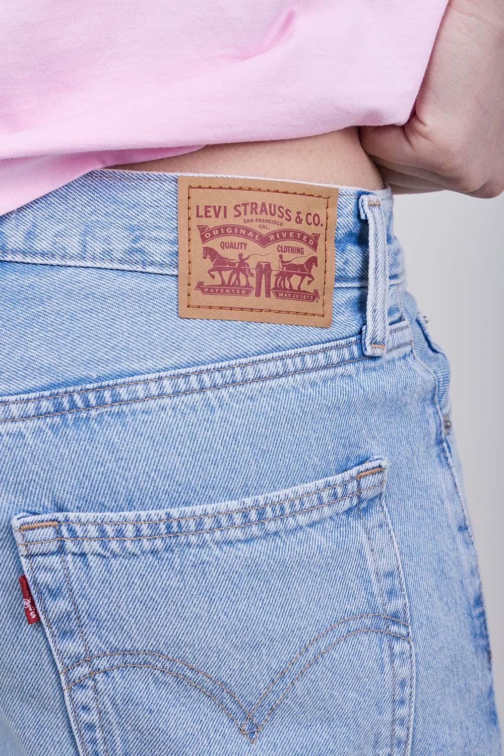 תמונת תקריב דוגמן של מכנסי ג'ינס קצרים