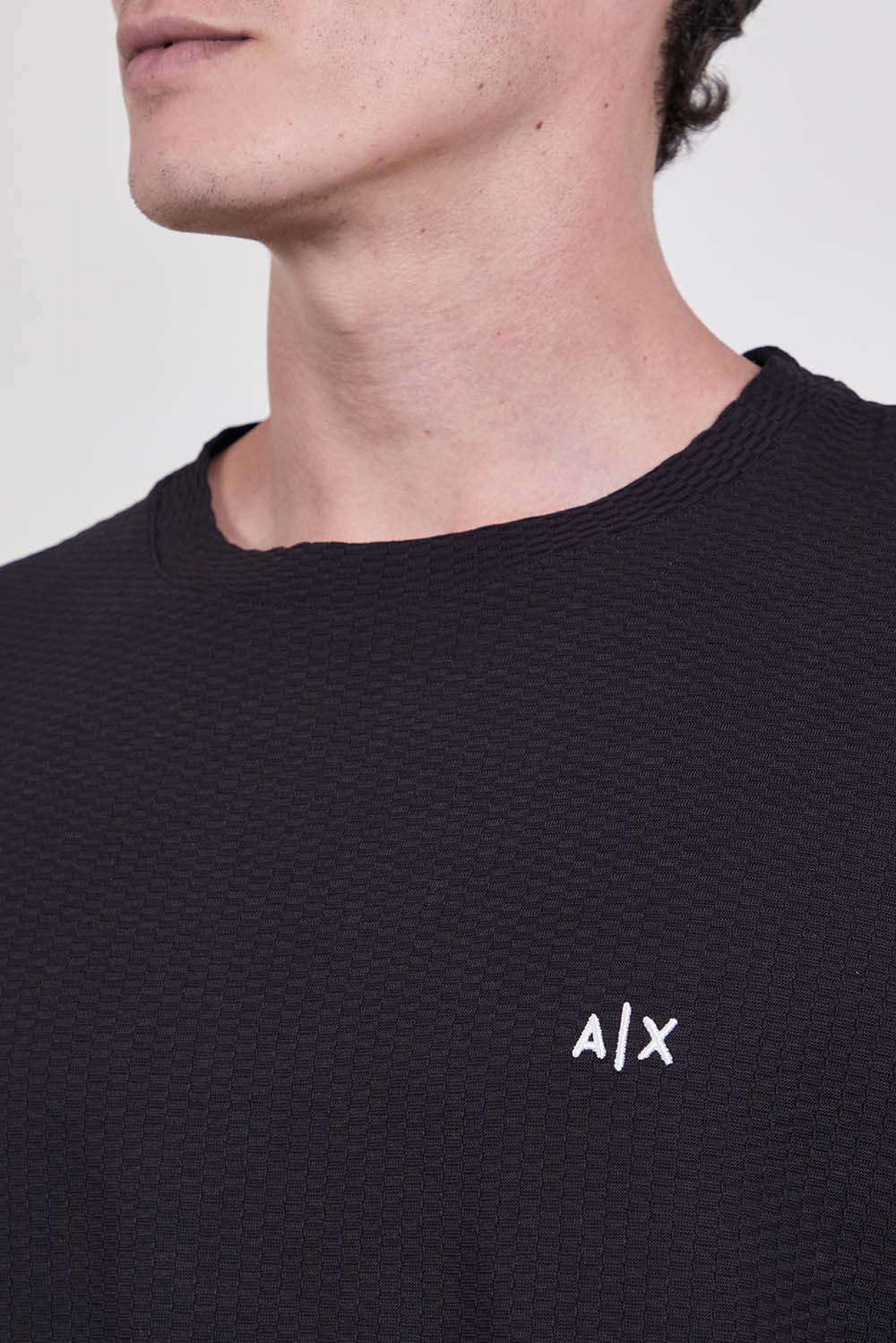 תמונת תקריב דוגמן של חולצת טי בגזרת סלים