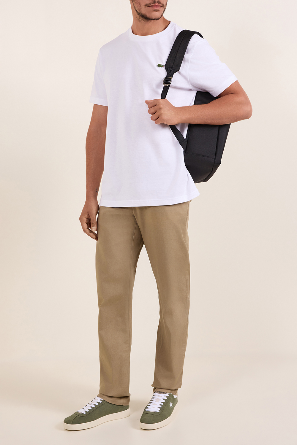 תמונת דוגמן קידמית של נעלי סניקרס קורט