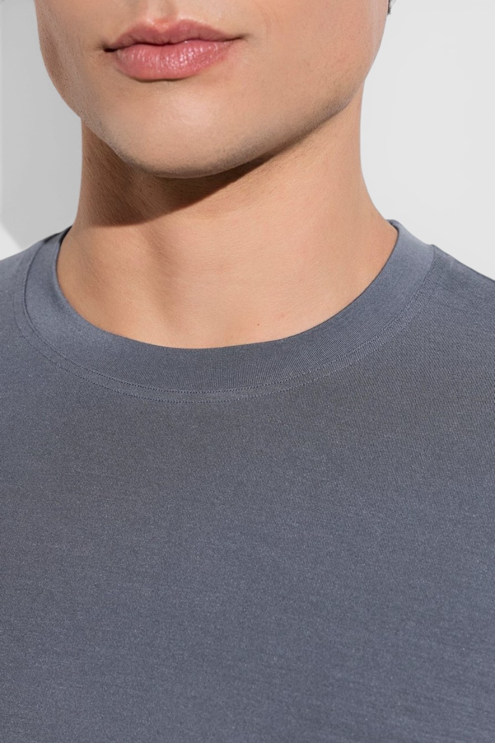 תמונת תקריב דוגמן של חולצת טי בגזרת סלים