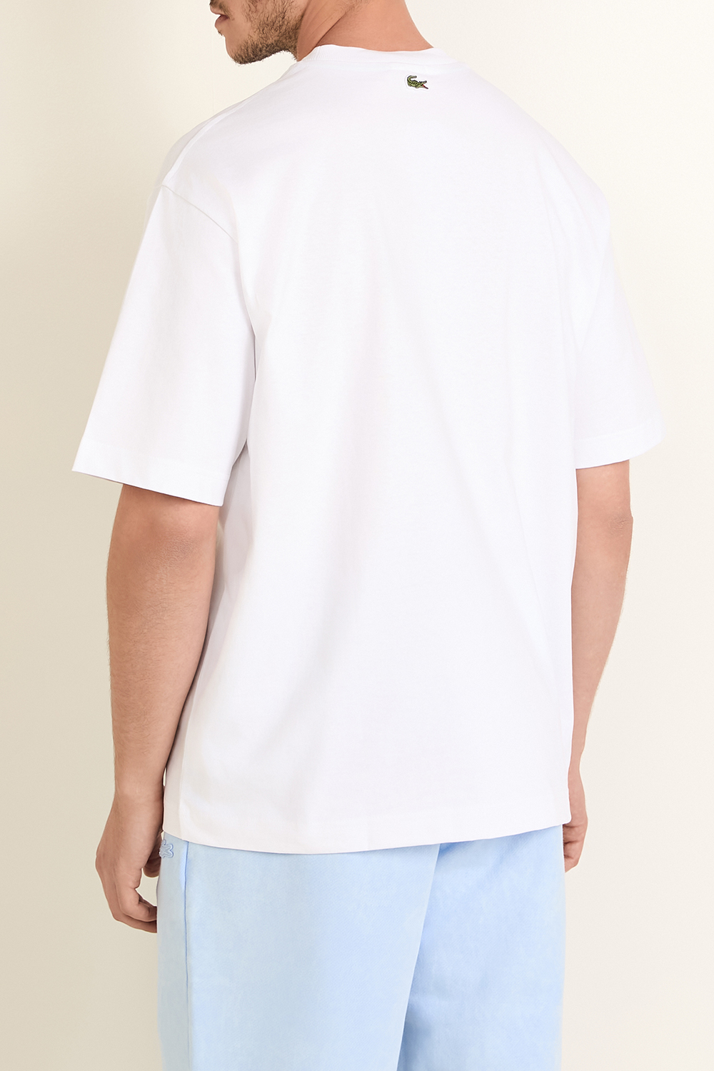 תמונת דוגמן אחורית של חולצת טי