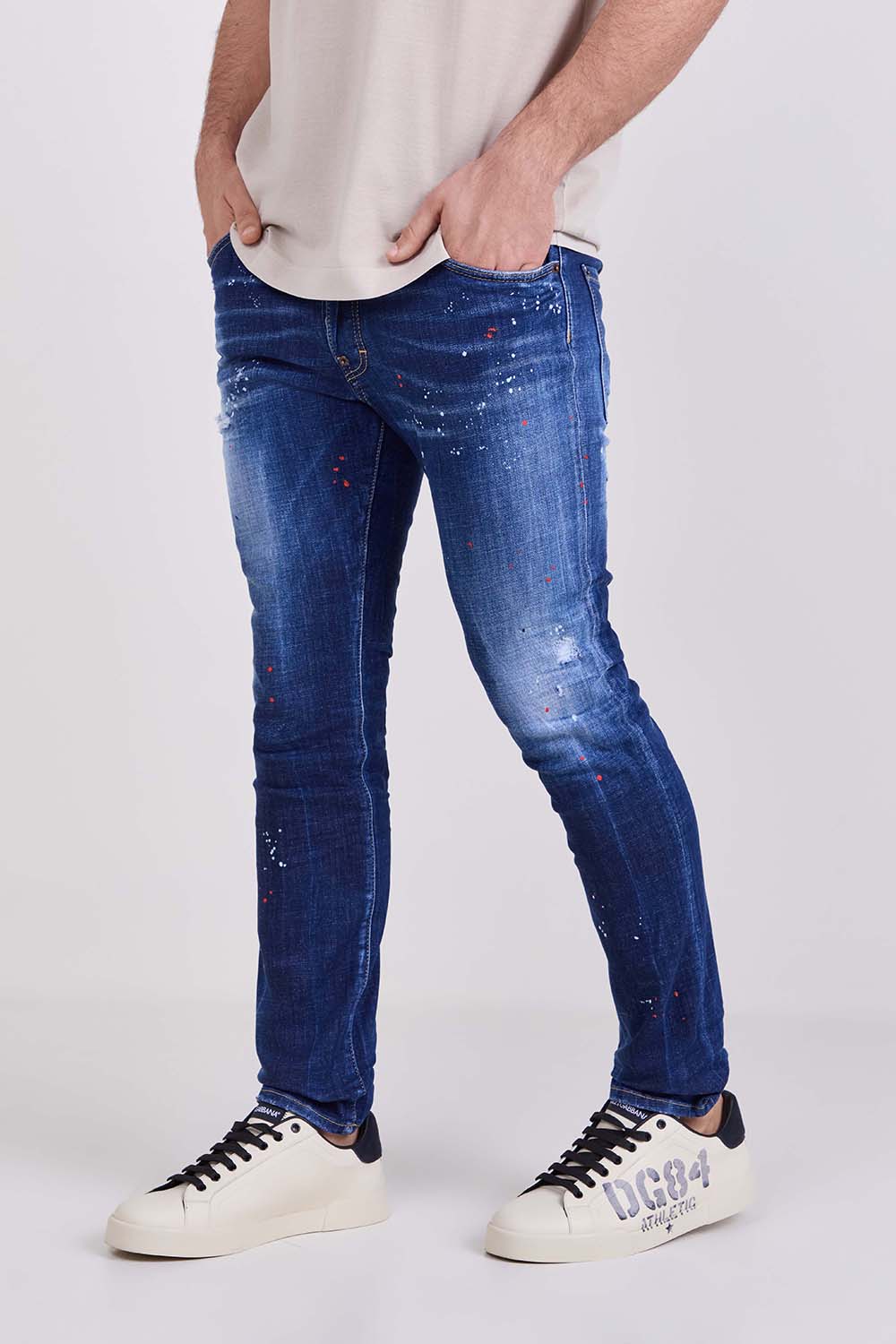 תמונת דוגמן קידמית של מכנסי ג'ינס בגזרת סלים