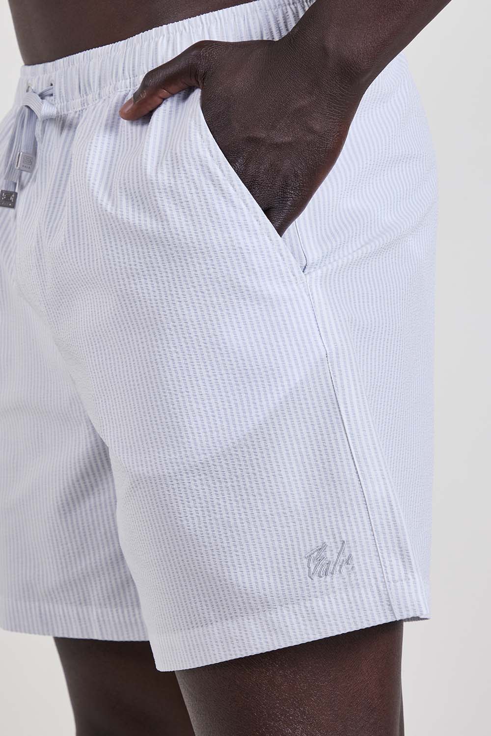 תמונת תקריב דוגמן של מכנסי בגד ים