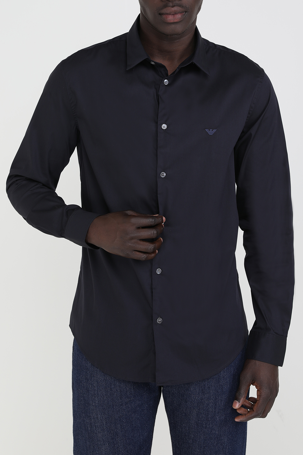 תמונת דוגמן קידמית של חולצה מכופתרת