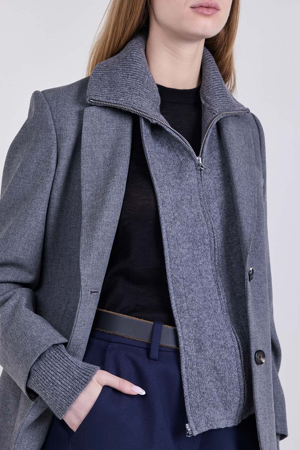 תמונת תקריב דוגמן של בלייזר מחויט עם סריג