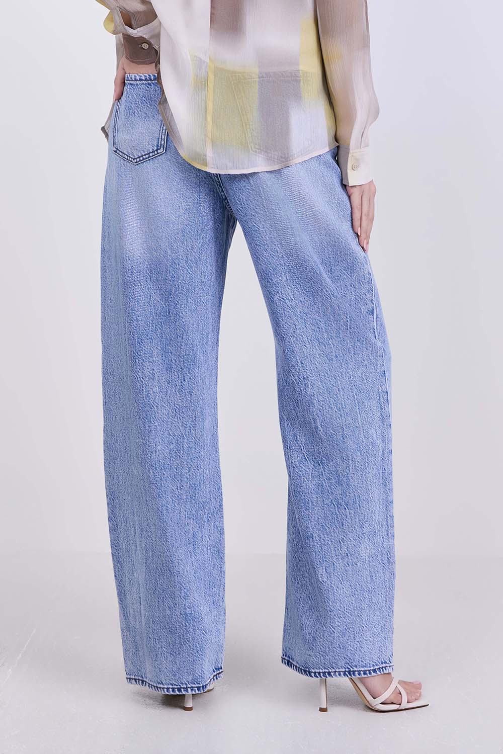 תמונת דוגמן אחורית של מכנסי ג'ינס בגזרה משוחררת