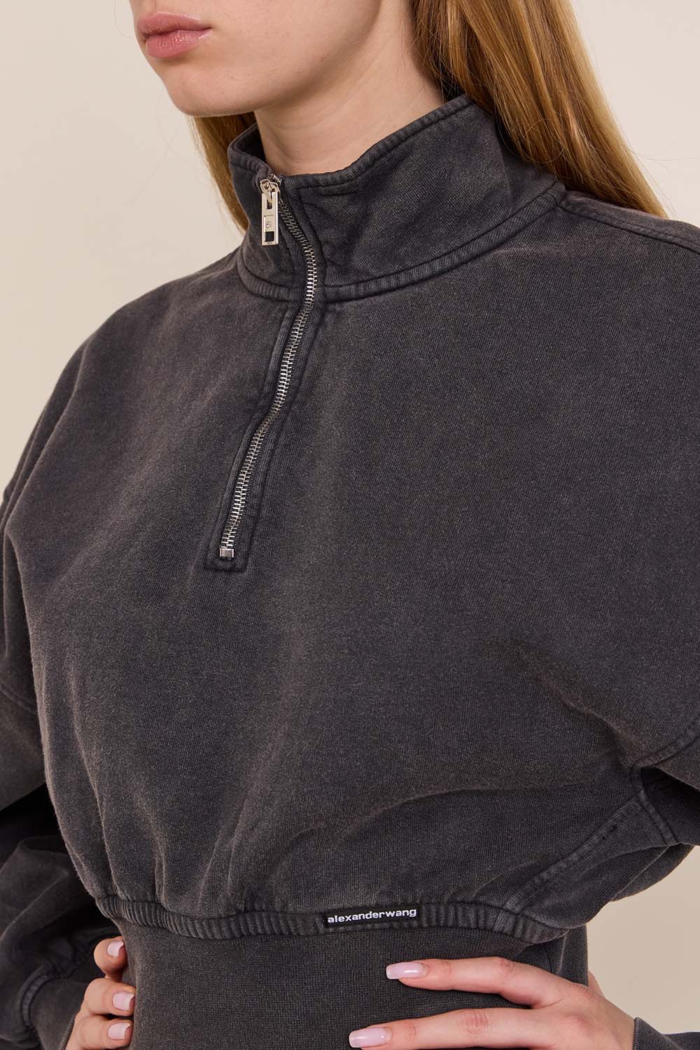 תמונת תקריב דוגמן של סווטשירט עם צווארון גבוה