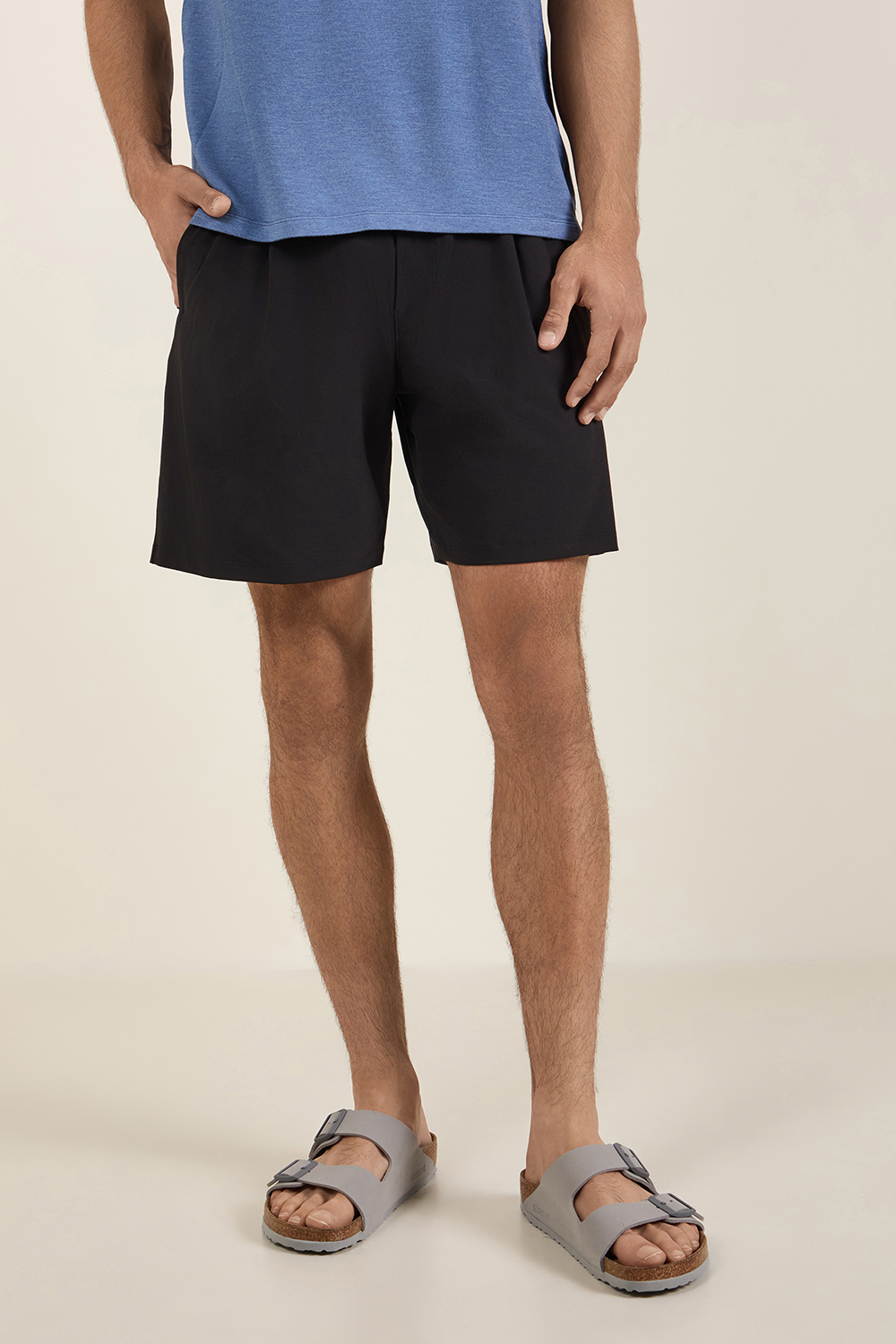 תמונת דוגמן קידמית של Balancer Woven Relaxed-Fit Short 7