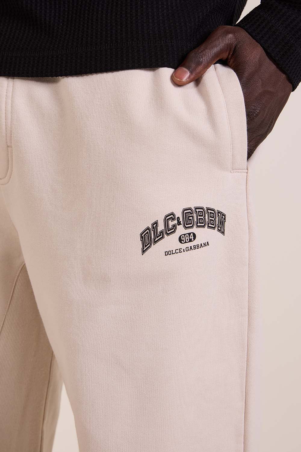 תמונת תקריב דוגמן של מכנסי ג'וגר