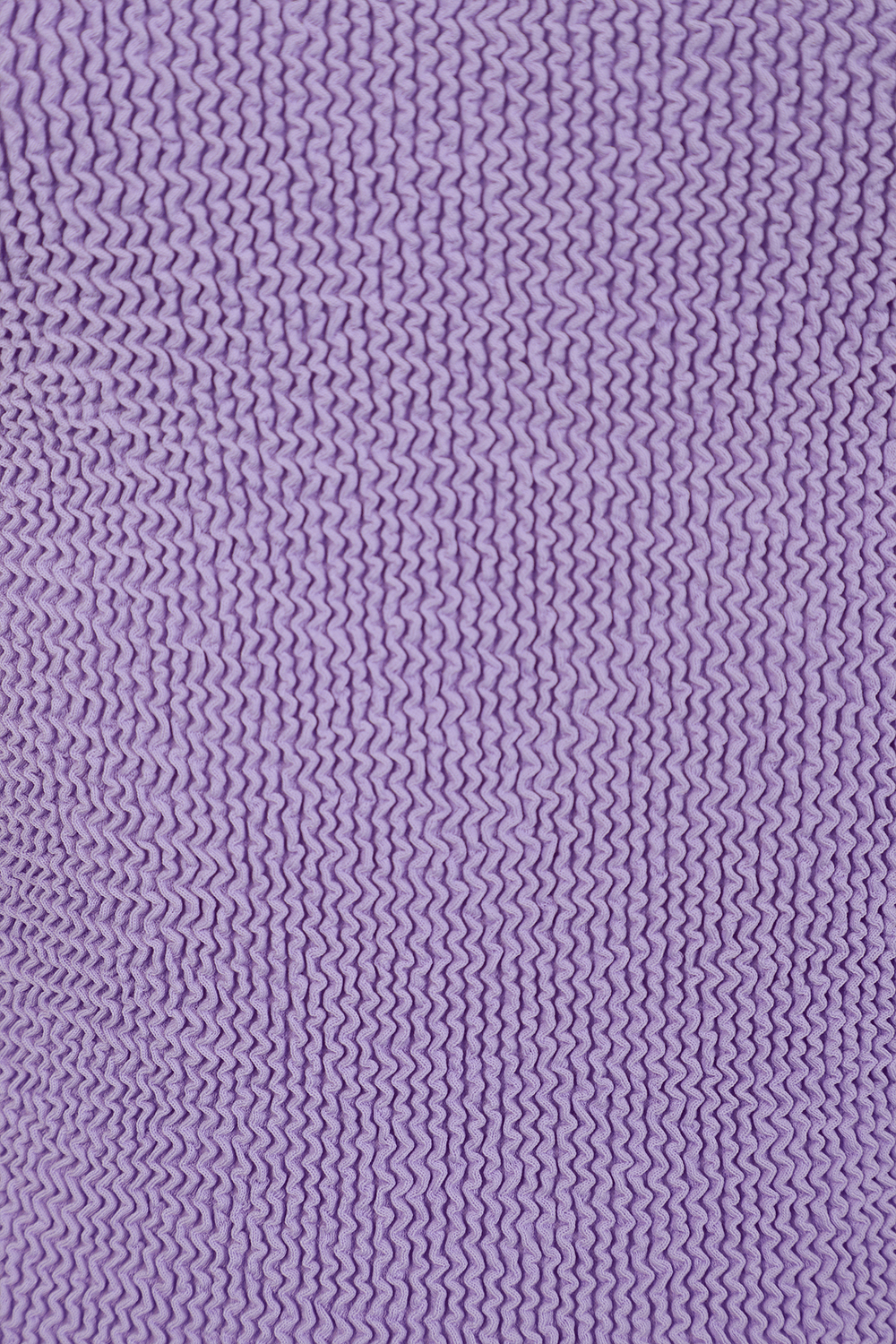 תמונת תקריב של בגד ים שלם עם מחשוף גב בגוון סגול לילך