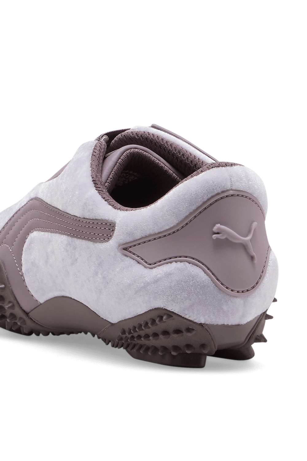 תמונת פנים של נעלי סניקרס מוסטרו