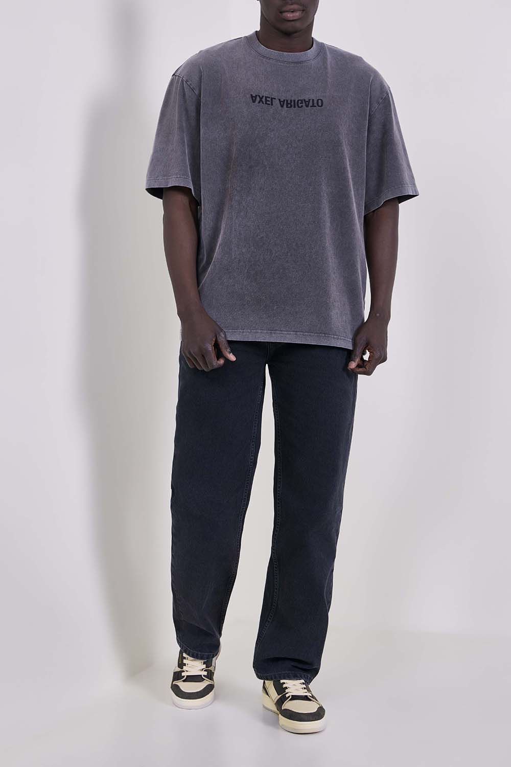 תמונת דוגמן קידמית של נעלי סניקרס קליי