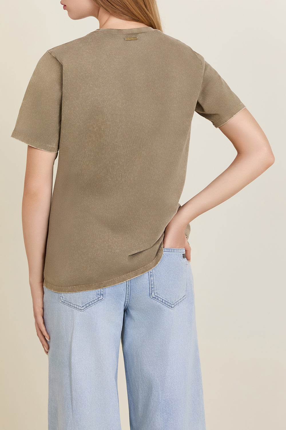 תמונת דוגמן אחורית של חולצת טי אמפייר