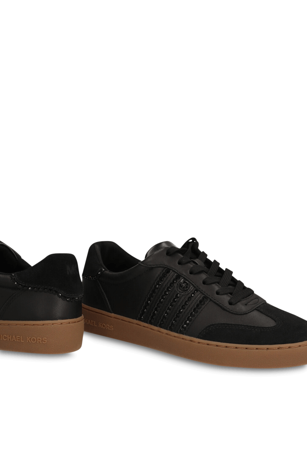 תמונת תקריב של נעלי סניקרס סקוטי