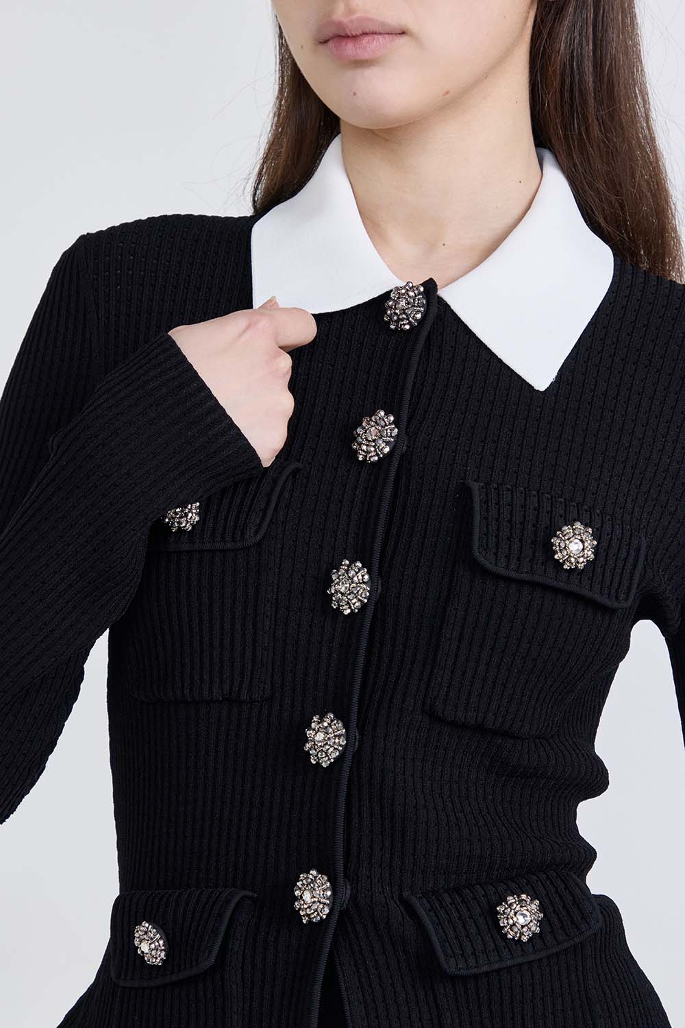 תמונת תקריב דוגמן של שמלת מיני