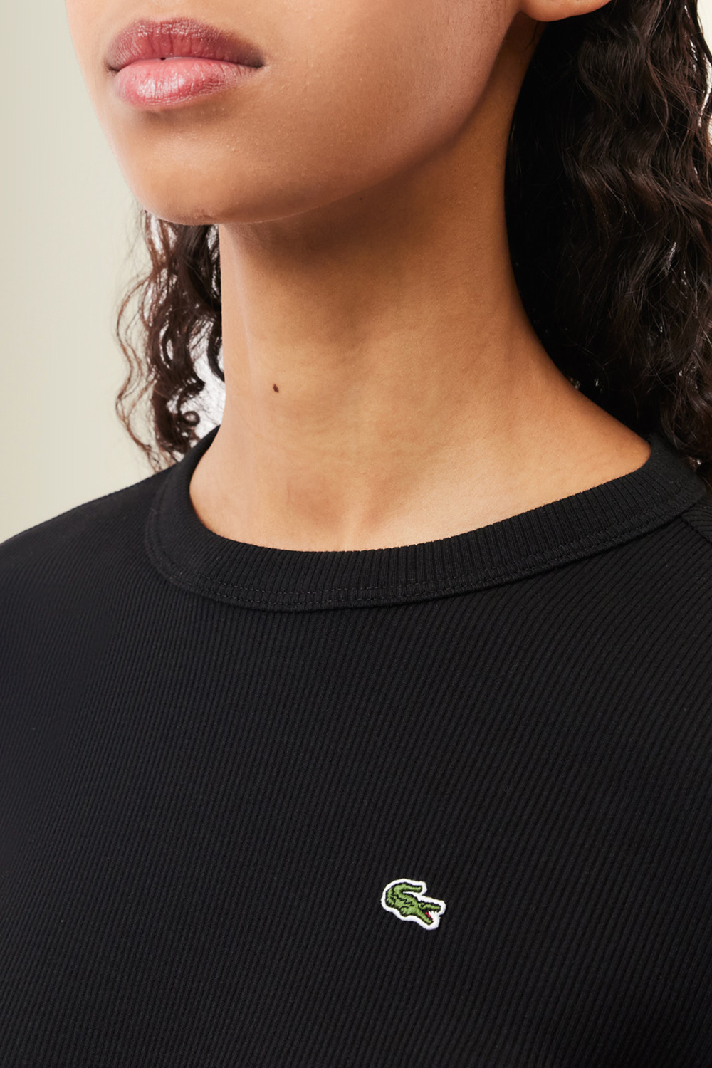 תמונת תקריב דוגמן של חולצת טי ארוכה ריב