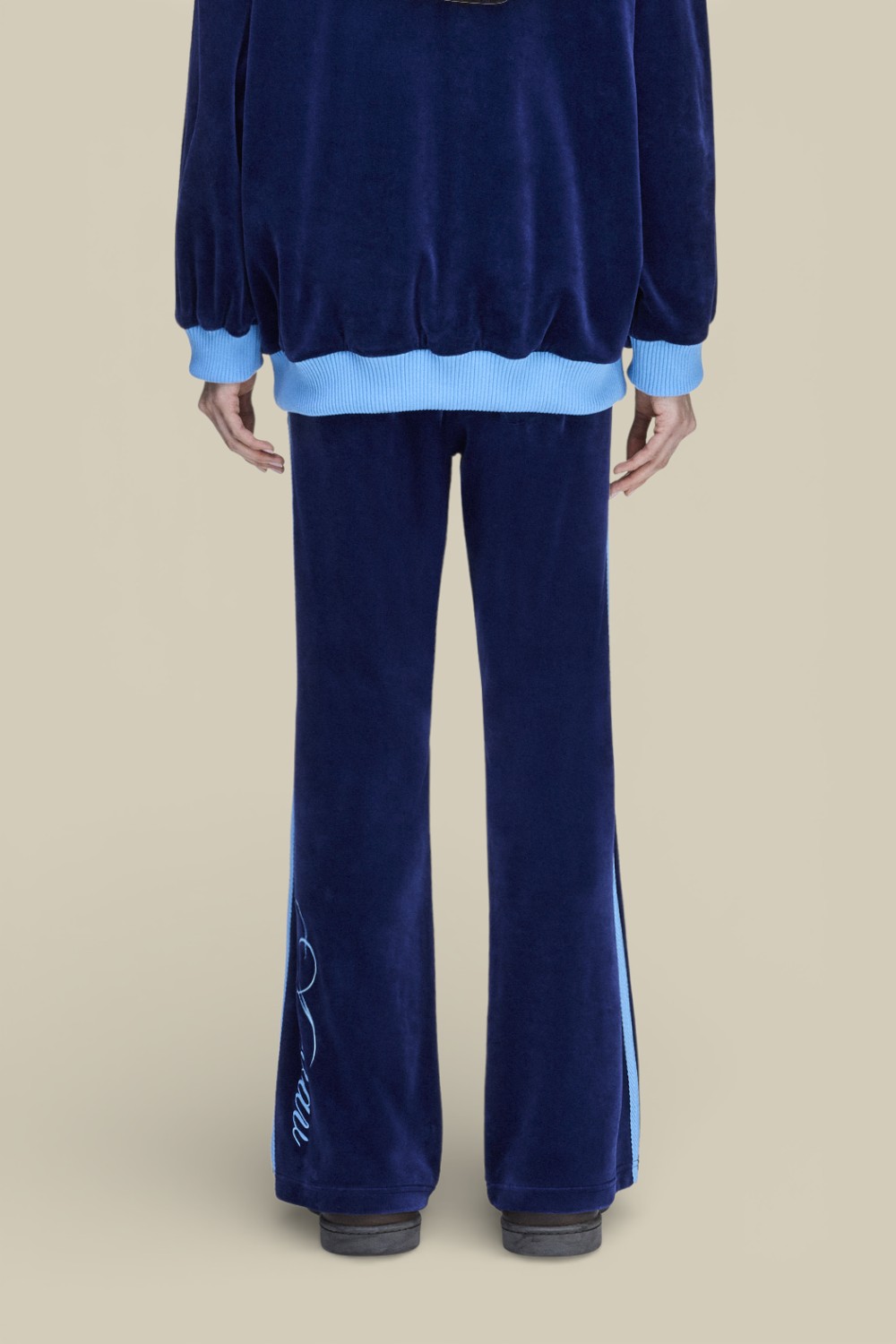 תמונת דוגמן אחורית של מכנסי ג'וגר