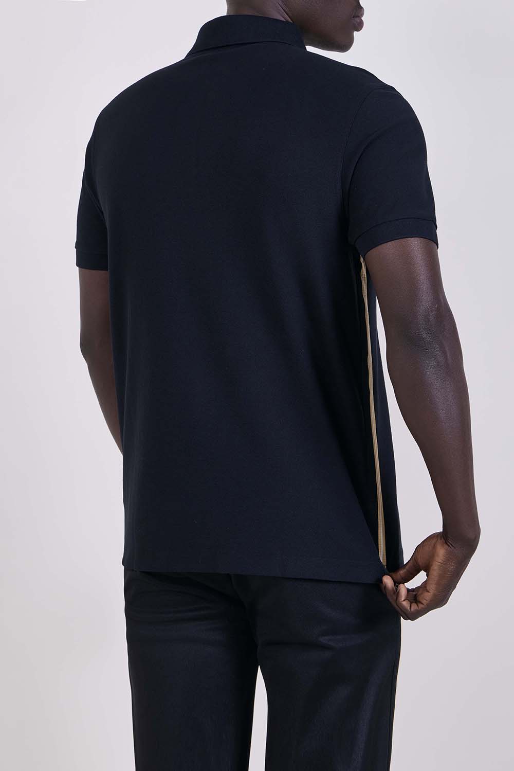 תמונת דוגמן אחורית של חולצת פולו חצי רוכסן