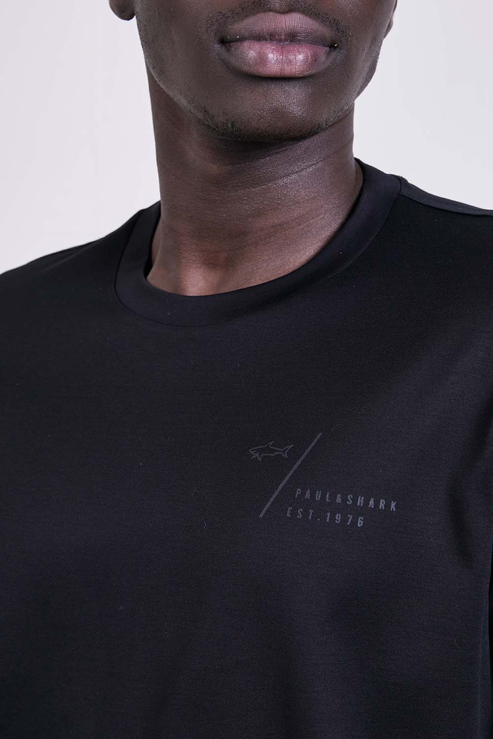 תמונת תקריב דוגמן של חולצת טי