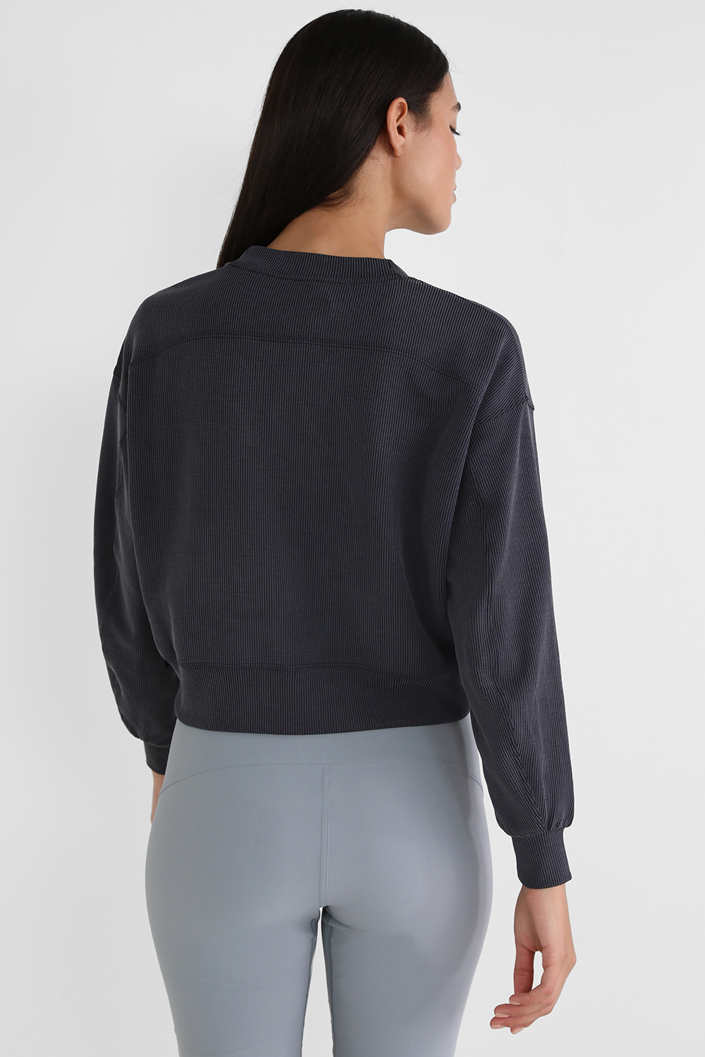 תמונת דוגמן אחורית של Ribbed Softstreme Perfectly Oversized Cropped Crew