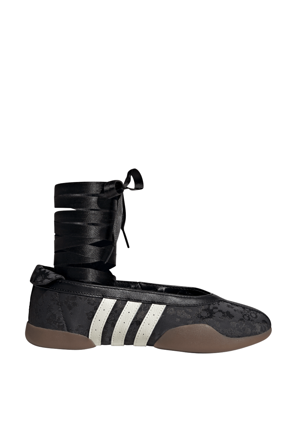 תמונה קידמית של נעלי סניקרס