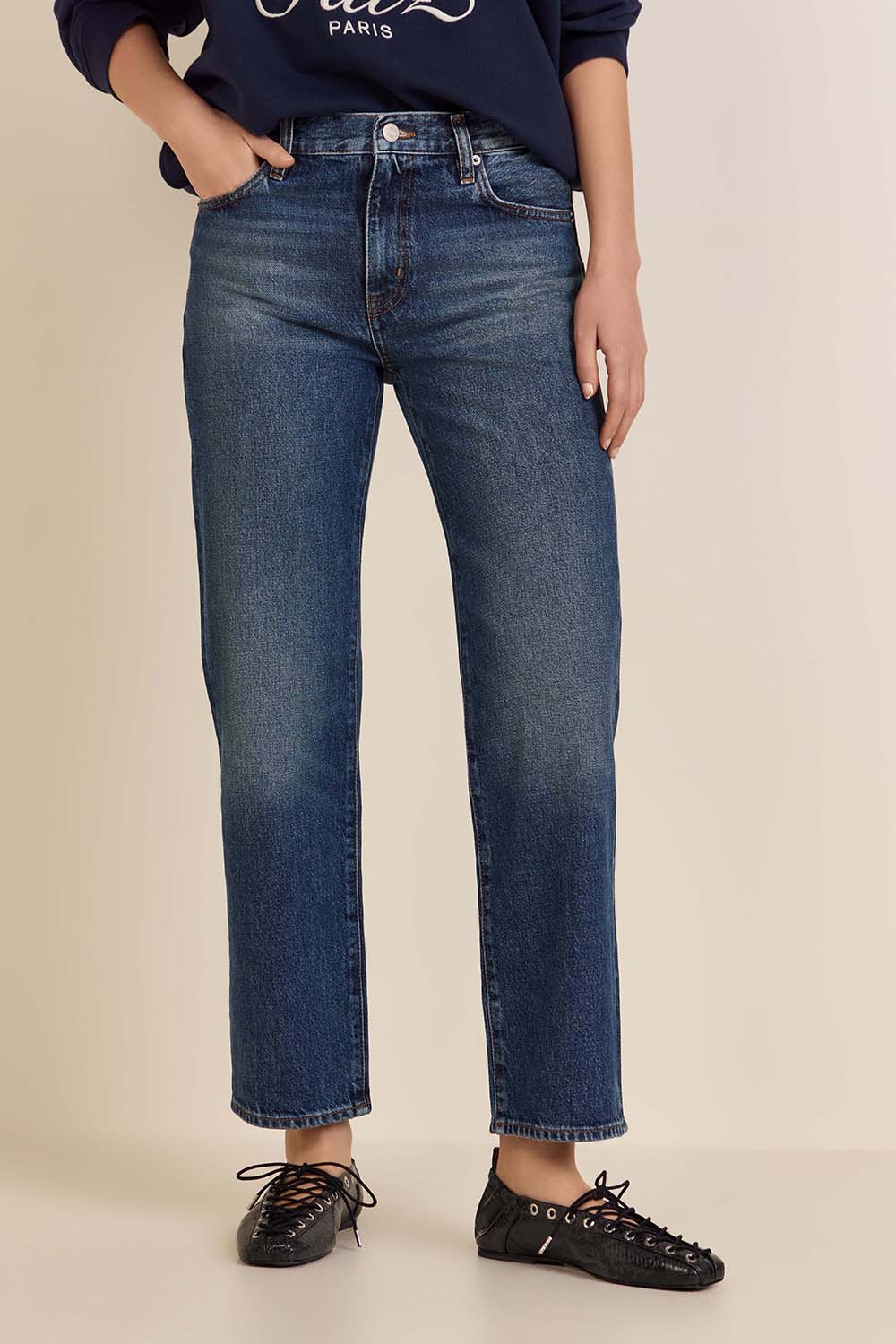 תמונת דוגמן קידמית של מכנסי ג'ינס בגזרה בינונית