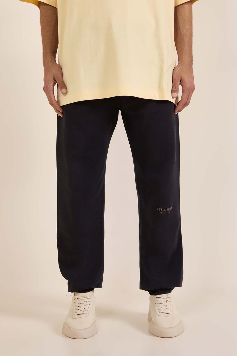 תמונת דוגמן קידמית של מכנסי טרנינג