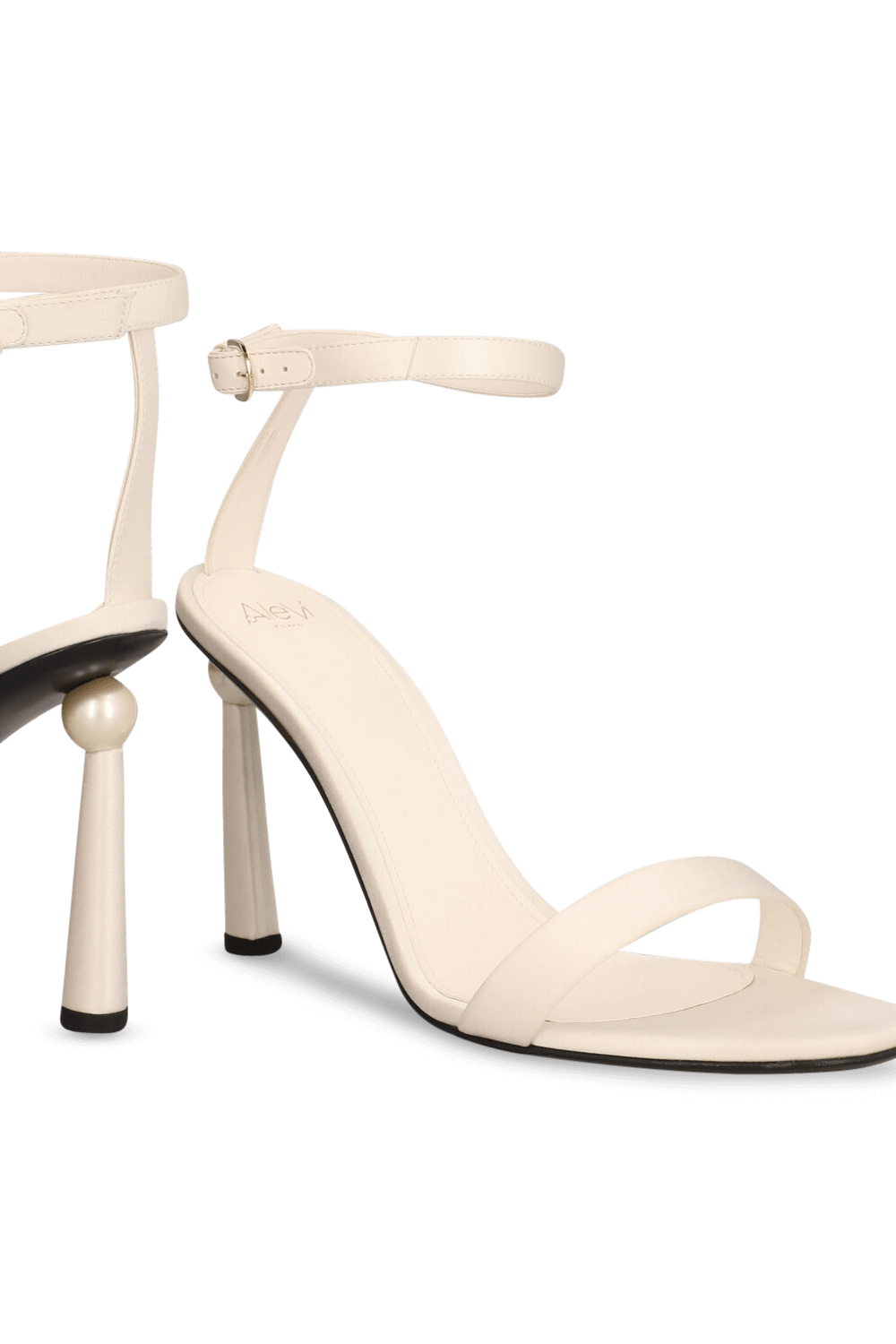 תמונת תקריב של סנדלי עקב פנינה