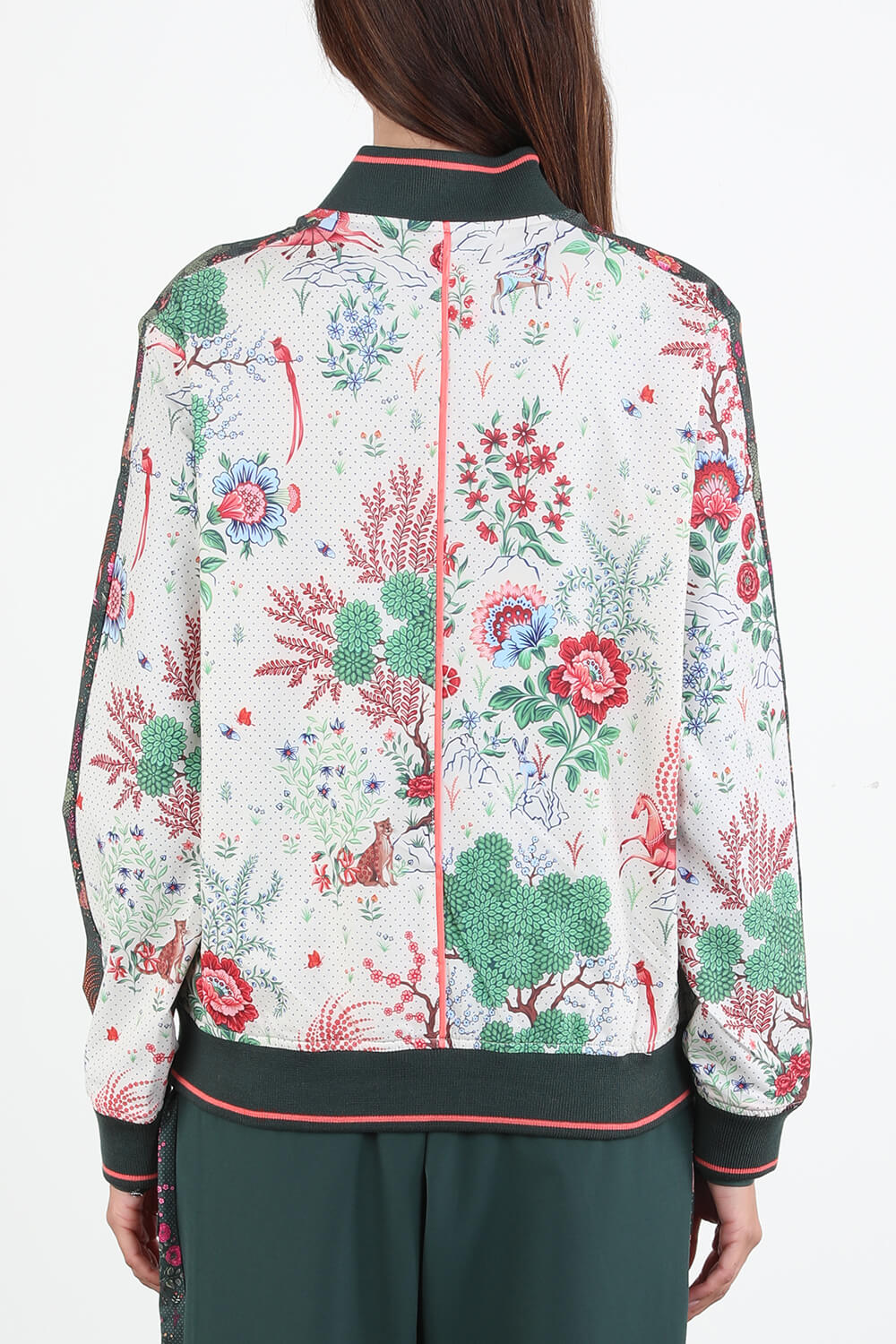 תמונת דוגמן אחורית של פומה עם ליברטי ז'קט בומבר פרחוני על רקע לבן