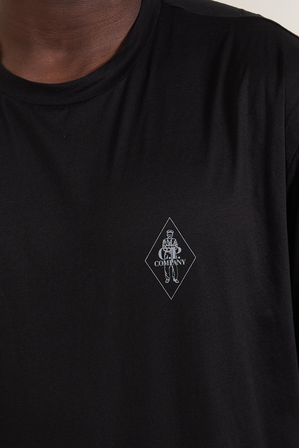 תמונת דוגמן אחורית של חולצת טי