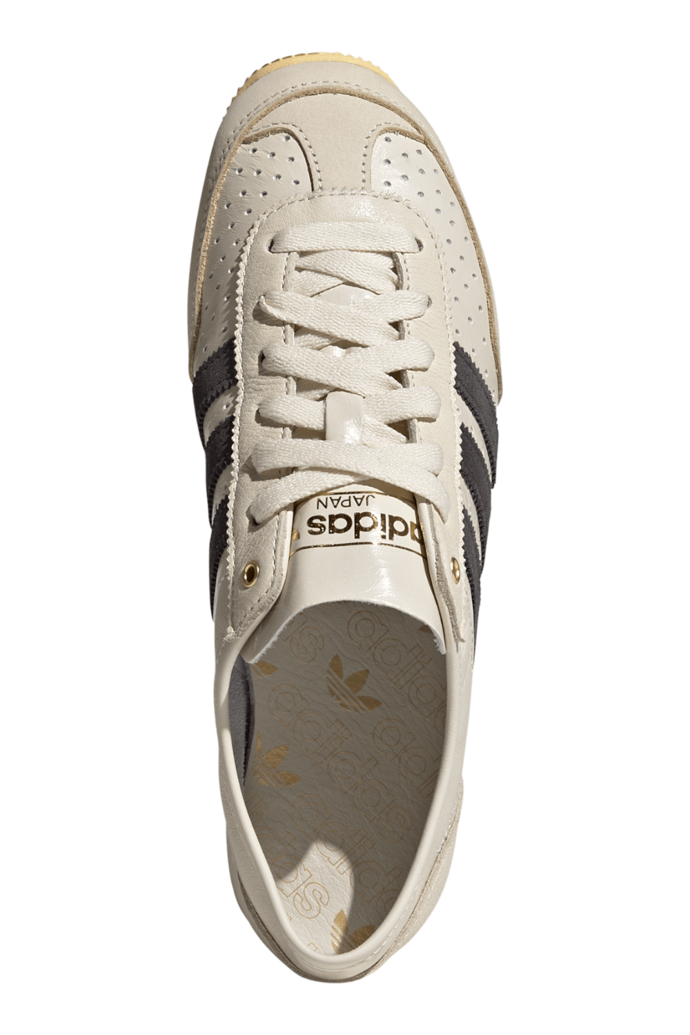 תמונת תקריב של נעלי סניקרס יפן