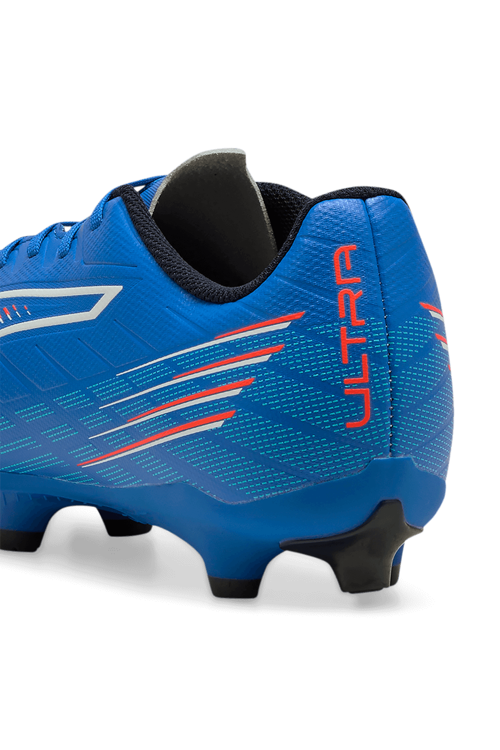 תמונת תקריב של נעלי כדורגל אולטרה 6 פליי