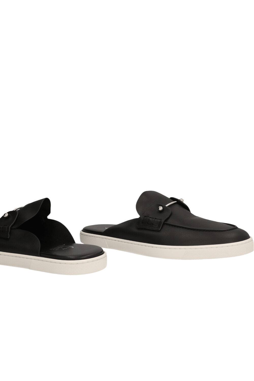 תמונת תקריב של נעלי מיולס