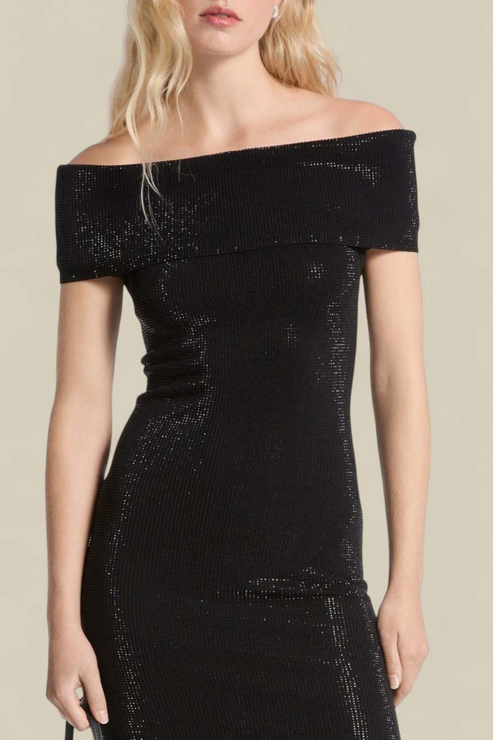 תמונת תקריב דוגמן של שמלת אוף שולדר