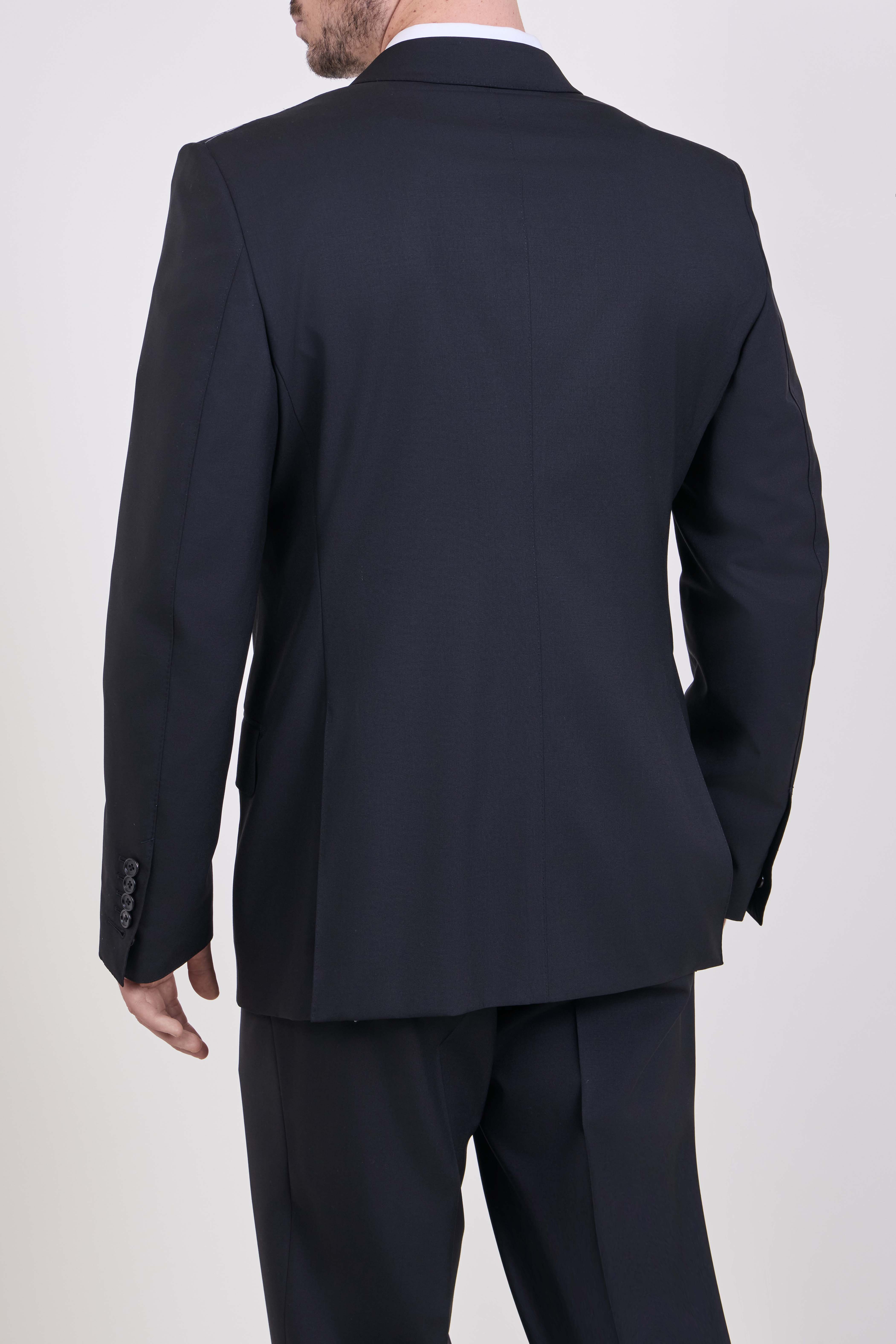 תמונת דוגמן אחורית של חליפה מחויטת