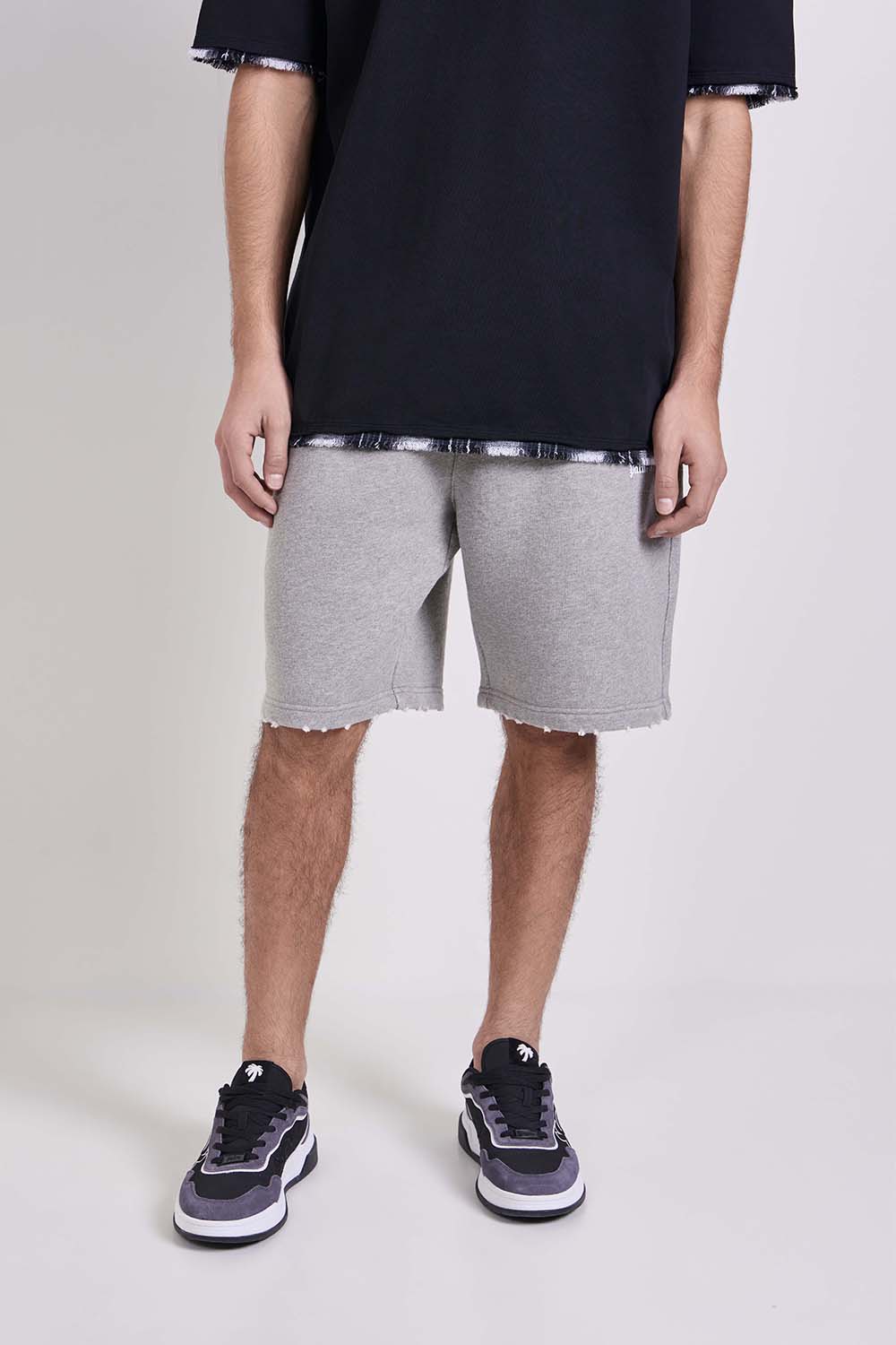 תמונת דוגמן קידמית של מכנסי ג'וגר קצרים