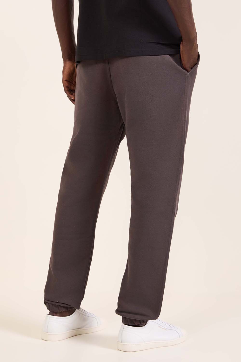 תמונת דוגמן אחורית של מכנסי ג'וג