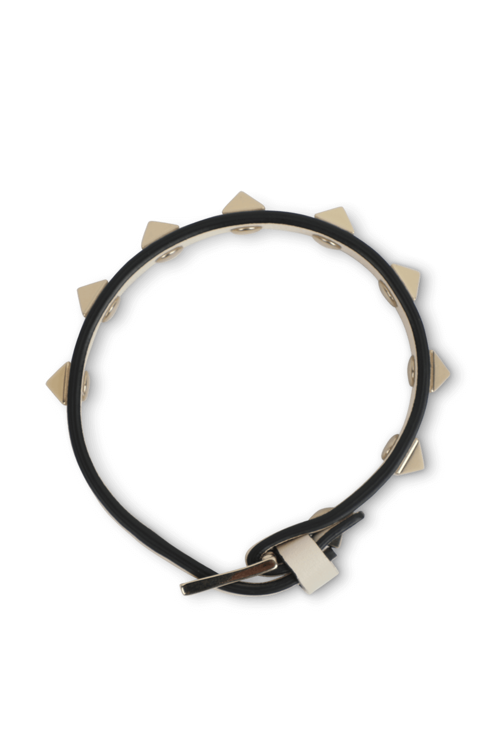 תמונת תקריב של צמיד ניטים מעור לבן