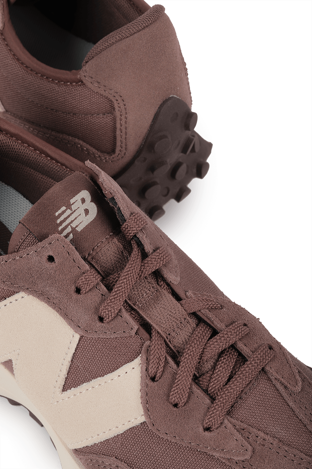 תמונת תקריב של Classic Sneakers in Brown