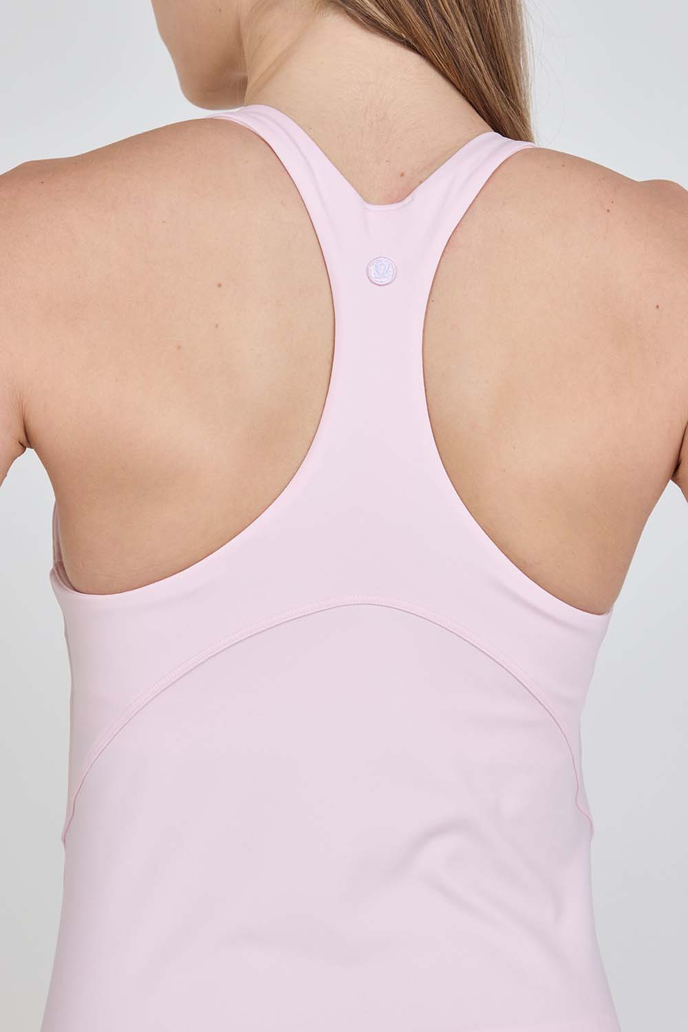 תמונת תקריב דוגמן של Swiftly Tech Racerback High-Neck Tennis Tank