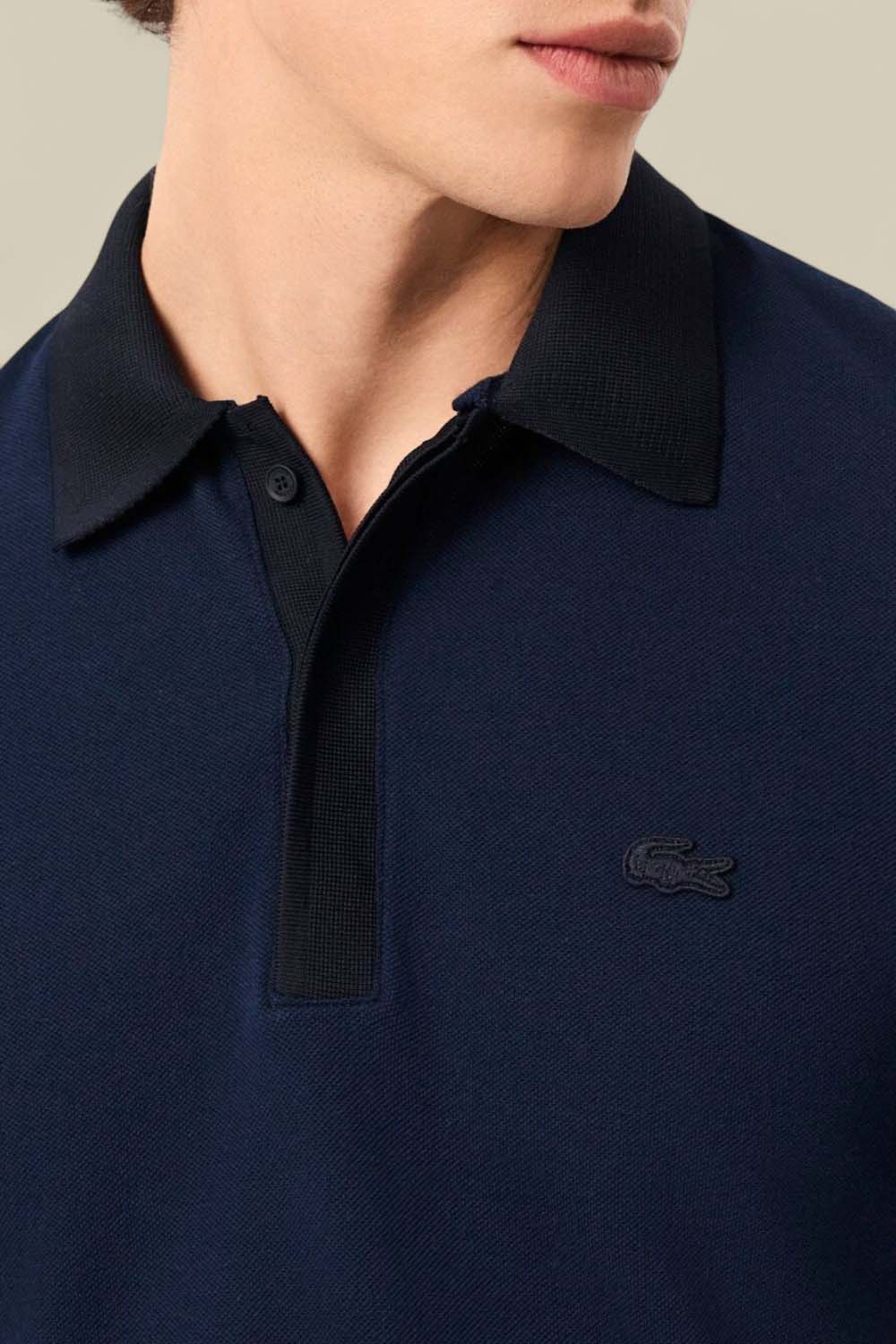 תמונת תקריב דוגמן של חולצת פולו