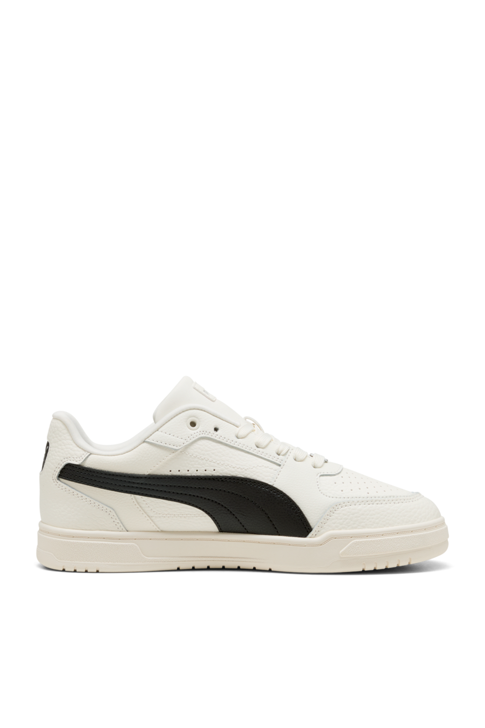 תמונה קידמית של נעלי סניקרס