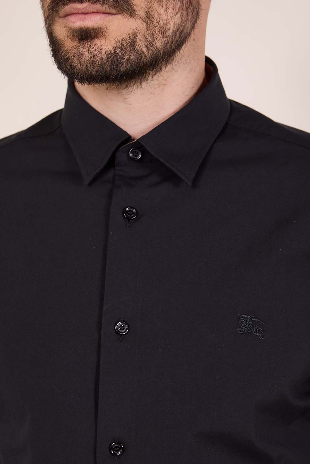 תמונת תקריב דוגמן של חולצה מכופתרת