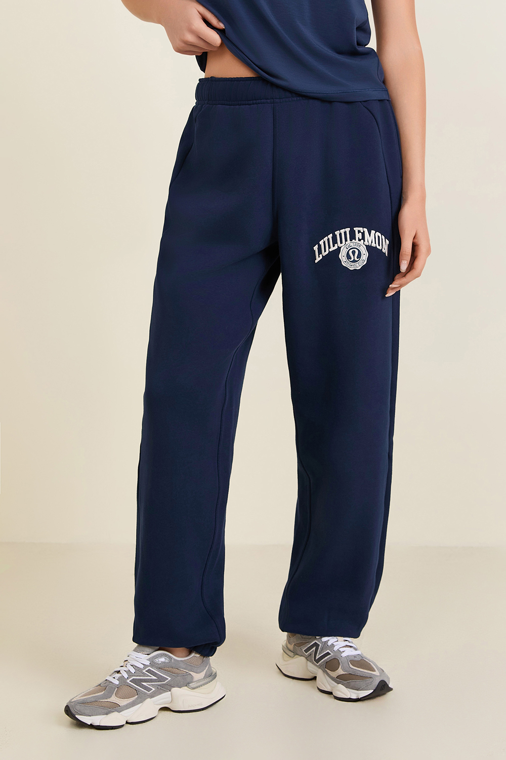 תמונת דוגמן קידמית של Scuba Mid-Rise Oversized Jogger Graphic