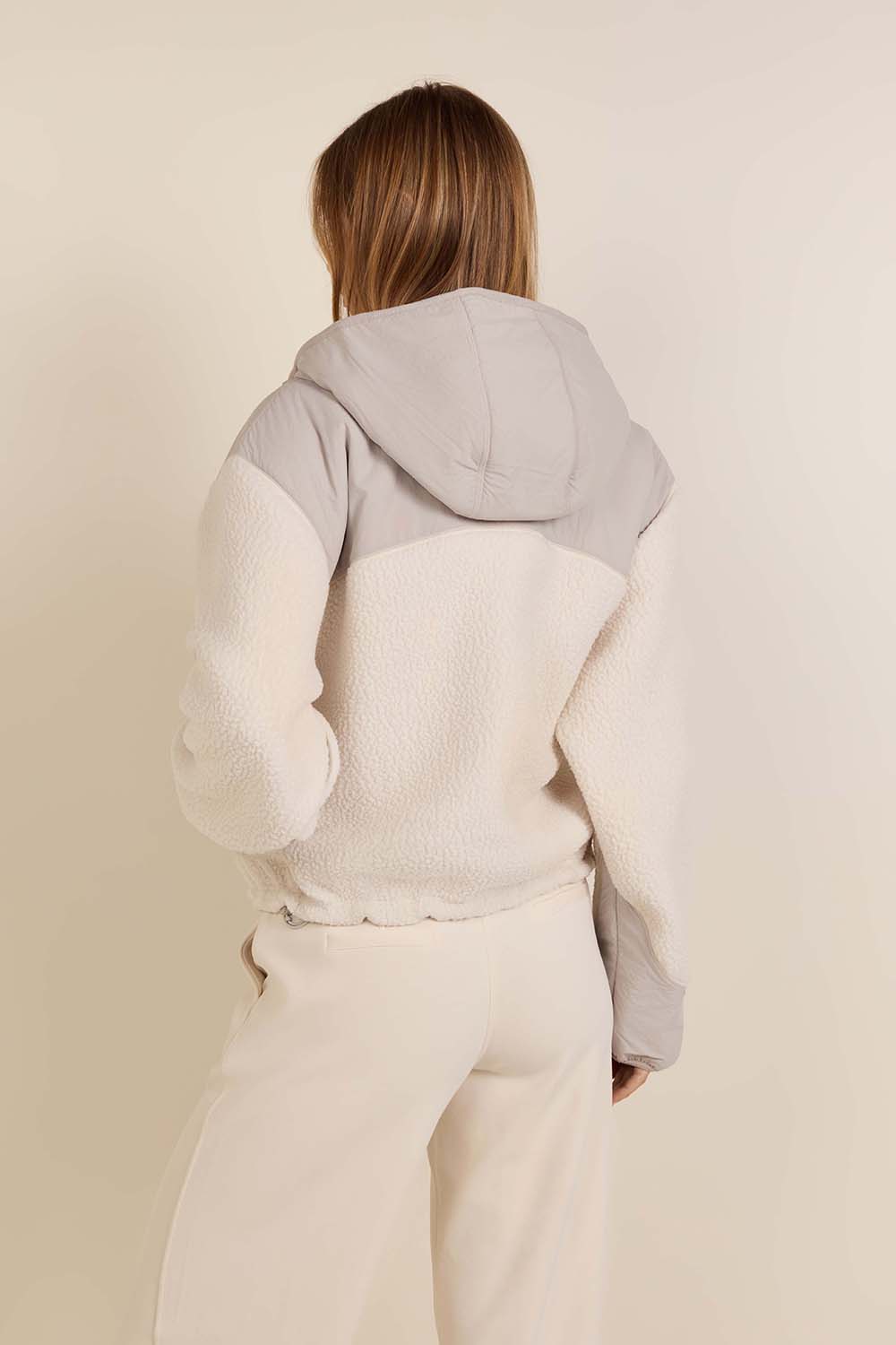 תמונת דוגמן אחורית של High-Pile Fleece Hooded Half Zip