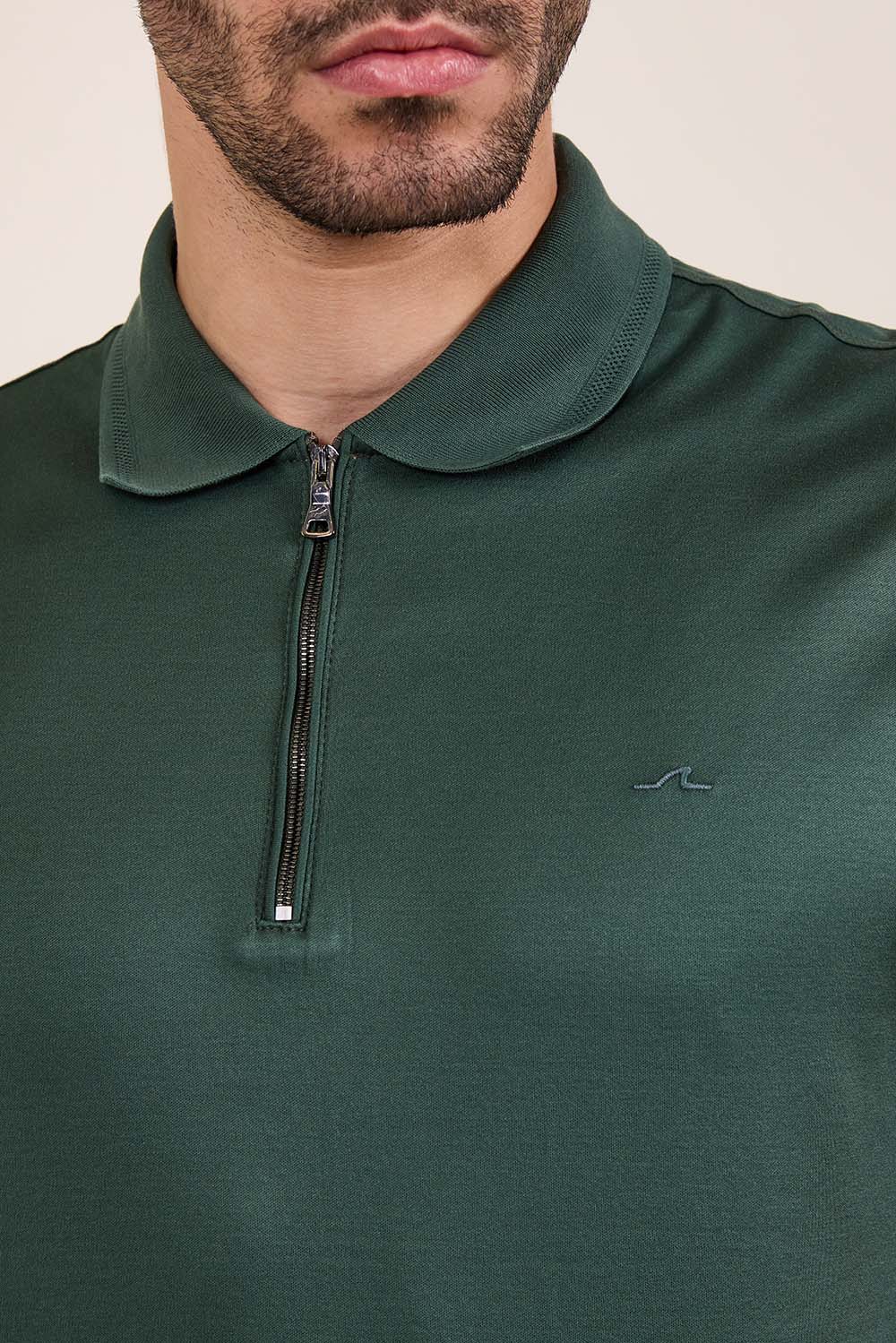 תמונת תקריב דוגמן של חולצת פולו