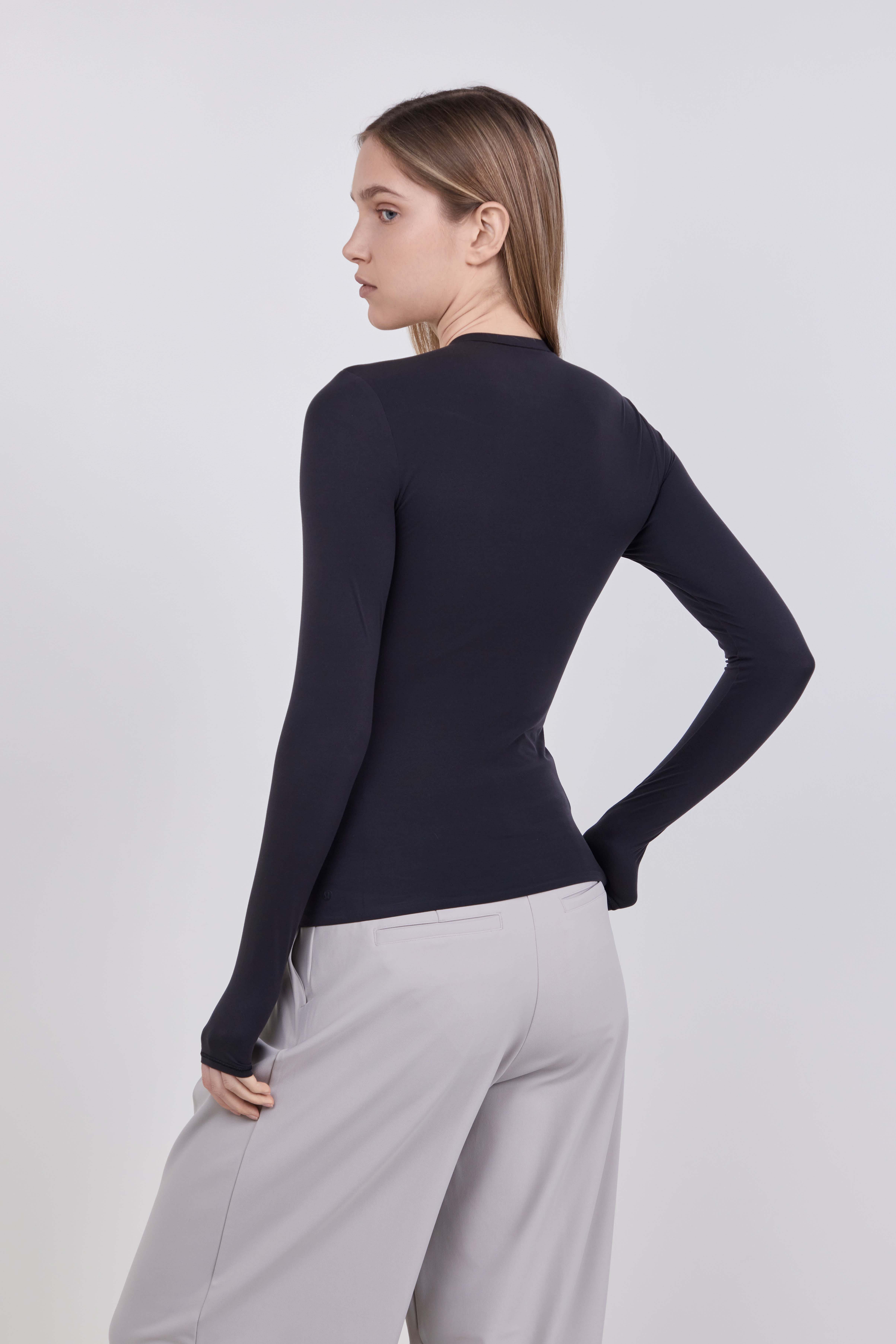 תמונת דוגמן אחורית של Wundermost Nulu&trade; Crewneck Long-Sleeve Shirt