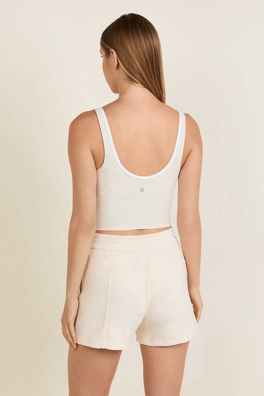 תמונת דוגמן אחורית של Align™ Notched-Neck Tank Top